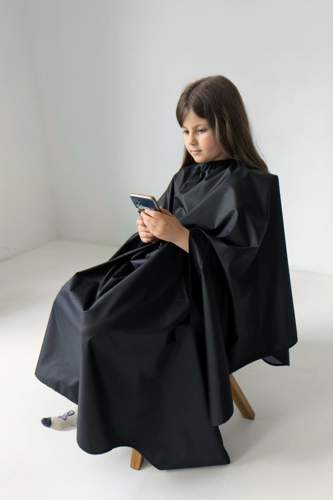 Hairdresser’s Cape with Hand Holes – Black